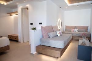 uma sala de estar com um sofá e uma mesa em Hotel Naxos Beach em Naxos Chora