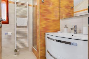 un baño con lavabo y ducha en Apartman Dina, en Zadar 29 fotos más