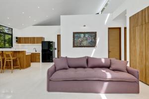 Cucina o angolo cottura di New 3 BR Jungle Villa in gated community