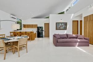Posezení v ubytování New 3 BR Jungle Villa in gated community