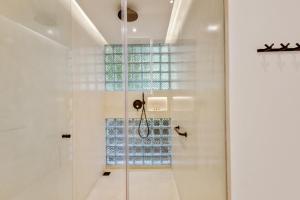 Bagno di New 3 BR Jungle Villa in gated community