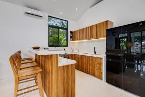 Cucina o angolo cottura di New 3 BR Jungle Villa in gated community
