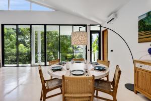 Foto dalla galleria di New 3 BR Jungle Villa in gated community a Blahbatu