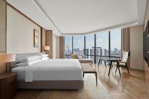 Postel nebo postele na pokoji v ubytování Sheraton Hanoi West