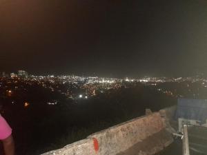 uma vista para uma cidade à noite com luzes em Seaview Hideaway em Port of Spain