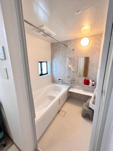Baðherbergi á The Ritz Okinawa Kise 2-Free parking for 2 cars, 3LDK, 2 bathrooms