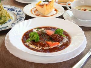 Guesthouse Curry Village في هوكوتو: طبق من الطعام مع البرياني على طاولة