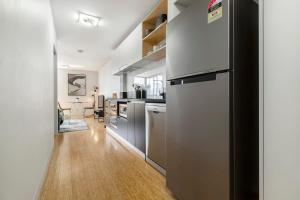 una cocina con refrigerador y encimera en VAQUAY Verge In Brunswick East, en Melbourne