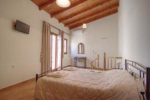 1 dormitorio con 1 cama grande en una habitación en Askoutsi Manor, a Natural Tranquil Retreat, By ThinkVilla, en Áyios Ioánnis