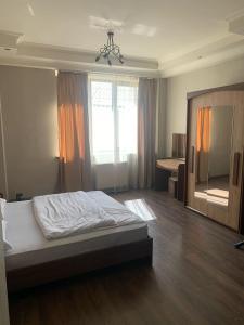 Malibu في يريفان: غرفة نوم بها سرير ونافذة