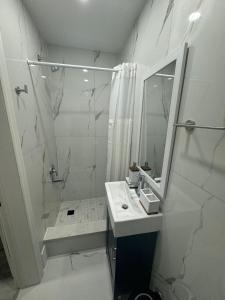 uma casa de banho com um chuveiro, um lavatório e um espelho. em North York, Smart Monitor, Private bath, Parking em Toronto