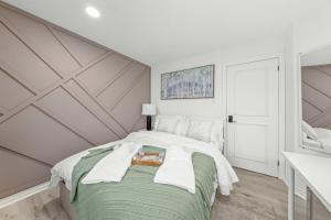 um quarto com uma cama grande e paredes brancas em North York, Smart Monitor, Private bath, Parking em Toronto
