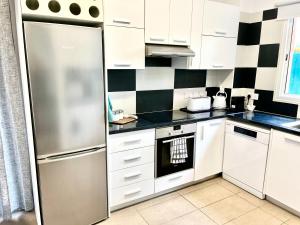 Η κουζίνα ή μικρή κουζίνα στο Pafia Crown-Jewel 2B, Pool, Prime Location, Paphos