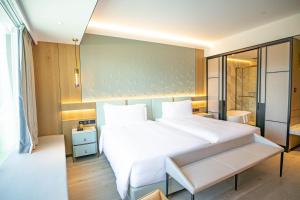 Voodi või voodid majutusasutuse YOHO Treasure Island Hotel toas