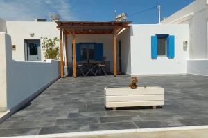 ZefiríaMarvens Apartment的一座建筑中间带桌子的庭院