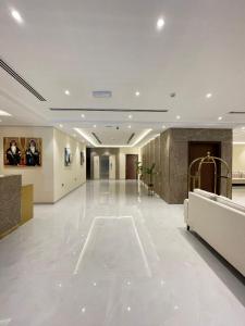 duży hol z dużą białą podłogą wyłożoną kafelkami w obiekcie Iveria Hotel Apartments w mieście Ḩayl Āl ‘Umayr