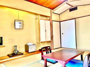 Kuchyň nebo kuchyňský kout v ubytování 日本旅館　松亀荘