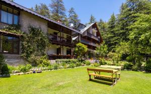 Vườn quanh Bedzzz Xclusiv Baikunth, Manali By Leisure Hotels - 650 meters from Hidimba Devi Temple