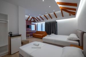 Postel nebo postele na pokoji v ubytování Hotel Emblem + 37 fotografií