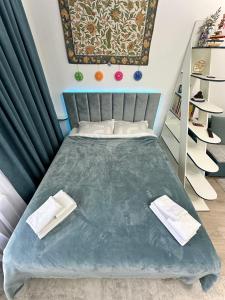 เตียงในห้องที่ Raduga West 'Azure' Apartment