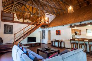 sala de estar amplia con sofá y mesa en Bush Villas on Kruger, en Phalaborwa