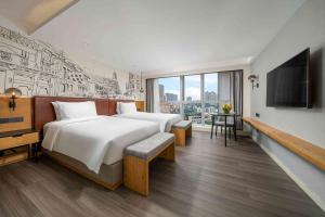 Postel nebo postele na pokoji v ubytování UrCove by Hyatt Guangzhou Canton Tower Exhibition Center-Registration Counter and Free Shuttle Bus Available during Canton Fair Period