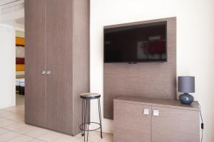 ein Wohnzimmer mit einem Flachbild-TV an der Wand in der Unterkunft Residence Maroadi in Nago-Torbole