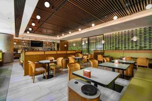 Restaurace v ubytování UrCove by Hyatt Guangzhou Canton Tower Exhibition Center-Registration Counter and Free Shuttle Bus Available during Canton Fair Period
