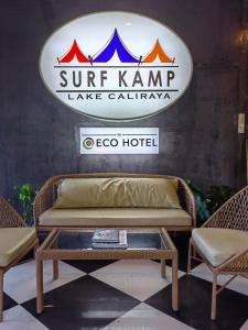 Cavinti的住宿－Kaliraya Surf Kamp by Eco Hotel Laguna，桌子上标牌前的长凳