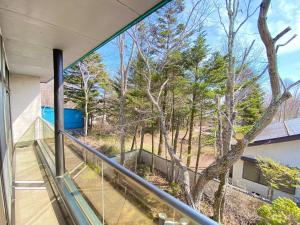 - une vue depuis le balcon d'une maison avec un arbre dans l'établissement Karuizawa House Villa - Vacation STAY 27625v, à Oiwake