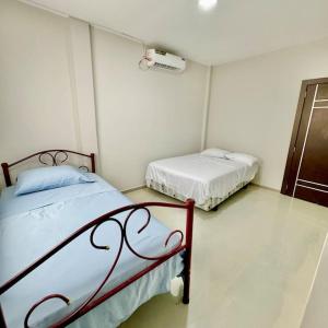a bedroom with two beds in a room at Departamento Acogedor. in Crucita