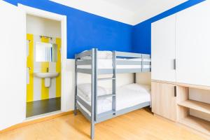 Litera en habitación con pared azul en Hotel Il Nido, en Tellaro