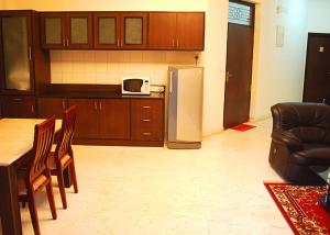 Kuchyň nebo kuchyňský kout v ubytování Silicon Hearth Service Apartments