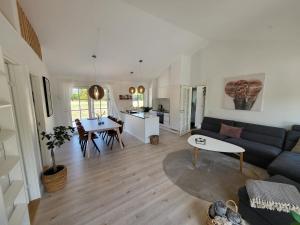 Posezení v ubytování Sommerhus ved Mossø med søkig + 15 fotografií