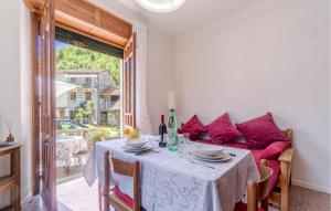 ein Wohnzimmer mit einem Tisch und einem roten Sofa in der Unterkunft 1 Bedroom Pet Friendly Apartment In Loco Di Rovegno in Torriglia