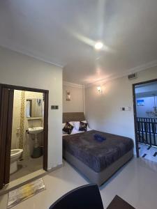 1 dormitorio con cama, aseo y lavamanos en RUMAH TAMU TEPI PANTAI, en Dungun