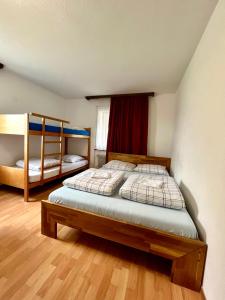 um quarto com 2 beliches e uma janela em Holiday House Lärchenheim em Saas-Balen