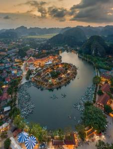 - une vue aérienne sur un port avec des bateaux dans l'eau dans l'établissement Tam Coc Paradise Homestay, à Ninh Binh