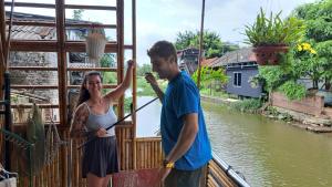 un homme et une femme debout sur un balcon dans l'établissement Tam Coc Paradise Homestay, à Ninh Binh