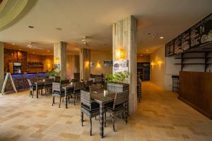- un restaurant avec des tables et des chaises dans une salle dans l'établissement 7Stones Boracay, à Boracay