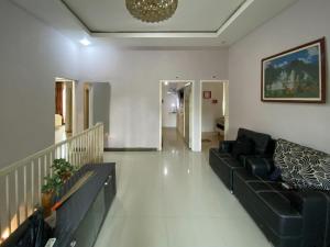 Χώρος καθιστικού στο RedDoorz near Bukit Ragas Hotel D'Ayanna Pati +39 φωτογραφίες