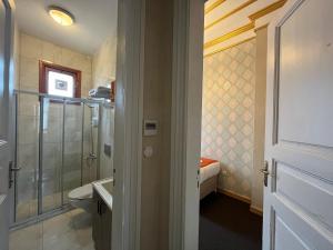 y baño con ducha, aseo y lavamanos. en Le Safran Suite Hotel en Estambul