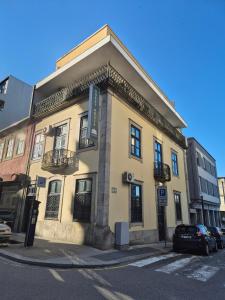 a yellow building on the corner of a street at Boavista Guest House in Porto