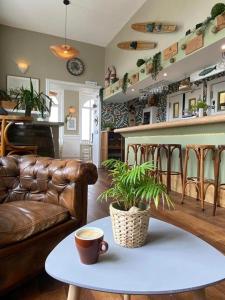 salon z kanapą i stolikiem kawowym w obiekcie Le Château de Sable w mieście Plougasnou