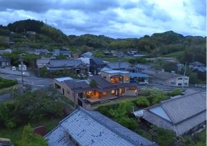 Vista árida de una casa en un suburbio en Villa Revo Shizuoka Japan en Makinohara