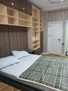 um quarto com uma cama grande e prateleiras abertas em Viva 3 room apartment with jacuzzi two kilometers from the center em Baku
