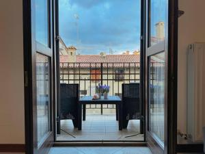 a balcony with a table and a view of a building at Appartamento Gradenigo in Grado