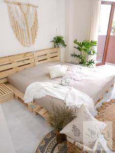 2 camas en un dormitorio con marco de madera en Sứ Ca Homestay, en HÆ°ng YÃªn