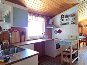 A kitchen or kitchenette at Lysebakken, koselig feriehytte på Vestland