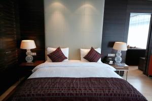 sypialnia z dużym łóżkiem z 2 lampami w obiekcie Grand Ankara Hotel Convention Center w mieście Ankara